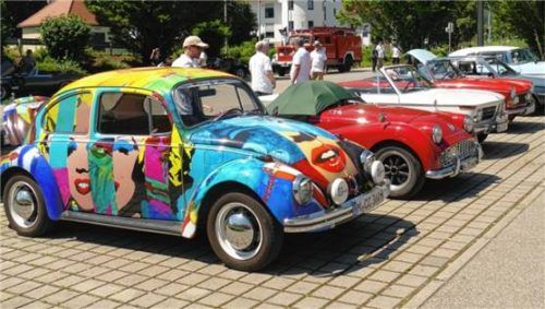 Oldtimer können auch poppig sein, wie es dieser VW Käfer beweist. Fotos Schubert
