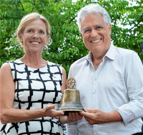 Past-Präsidentin Andrea Dorsch übergibt die Glocke an den neuen Präsidenten Prof. Stefan Braune. Foto  Berger