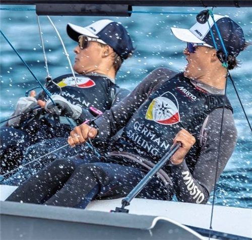 Perfektes Duo: Lucas (rechts am Steuer) und Moritz Hamm aus Prien sind Europameister in der 29er-Klasse im Segeln geworden. Foto Fraglia Vela Riva