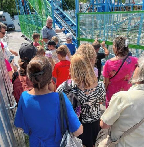 Peter Mayer, der mit seiner Familie die Weinlaube, das Früchte- Paradies und das Nuss-Paradies betreibt, führt die Besucher an Orte, an denen sie normalerweise nicht hinkommen.