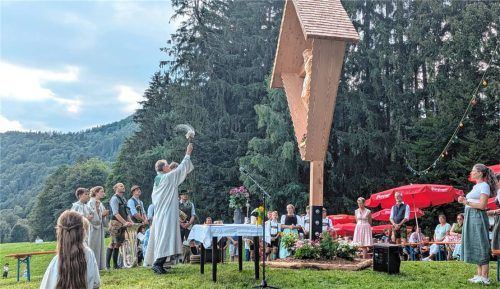 Pfarrer Dr. Hans Huber zelebriert die Kreuzweihe auf dem Laiminger Bichl. Foto Hoffmann