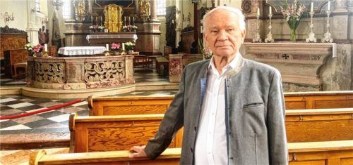 Pfarrer i.R. Konrad Kronast in der Priener Pfarrkirche Mariä Himmelfahrt, wo am morgigen Samstag auch die Feier zu seinem Priesterjubiläum stattfindet. Foto  Hötzelsperger