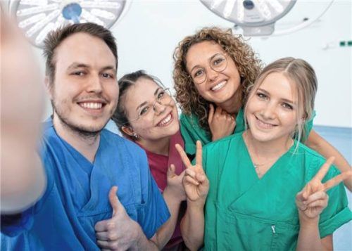 Pflege und mehr: Im InnKlinikum bieten sich abwechslungsreiche Möglichkeiten für junge Berufseinsteiger.