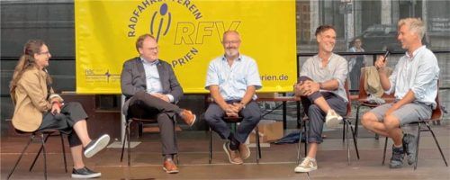 Podiumsdiskussion: (ab Zweiter von links) Bürgermeister Andreas Friedrich, sein Kolbermoorer Amtskollege Peter Kloo sowie die Priener Fahrradbeauftragten, August Pflugfelder und Max Kölbl, diskutieren unter der Moderation von Anna Karina Schlemer (links) mit Bürgern. Foto re