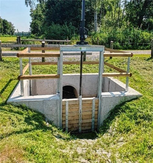 Polder in einer Versuchsfläche auf dem landwirtschaftlichen Staatsgut Karolinenfeld. Dort soll bei Starkregenereignissen Wasser zurückgehalten werden. Foto AELF