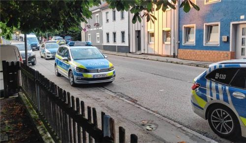 Polizeipräsenz in der Kammerer Straße in Traunstein am späten Donnerstagnachmittag. Fotos  privat