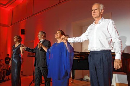 Präsentierten ein ebenso ungewöhnliches wie unterhaltsames Format: (von links) Pianistin Rita Kaufmann, Bassbariton Wilhelm Schwinghammer, Sopranistin Diana Haller und Moderator Harald Schmidt.Foto füchtner