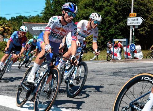 Primoz Roglic rollt bei der siebten Etappe der Tour de France im Hauptfeld zusammen mit Tim Melier in Richtung Ziel.Foto IMAGO/Luca Bettini