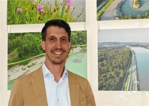 Projektleiter Ulrich Meyer zeigte anhand von Bildern, wie die Fischwanderhilfe bei Rosenheim aussehen wird.