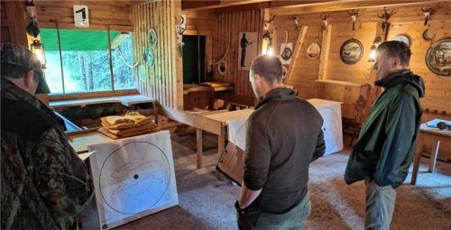 Prüfungsstation zur Beurteilung von Schrotschüssen auf Anschussscheiben. Foto re