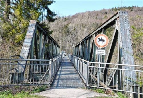 Radfahrer können über diese ehemalige Eisenbahnbrücke die Mangfall überqueren. Foto re