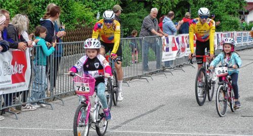Radprofis, die Schönberger Kinder beim Kinderrennen begleiten: Das ist einer der Gründe, warum Bürgermeister Alfred Lantenhammer das Sportevent so wertvoll findet.Foto Loderbauer