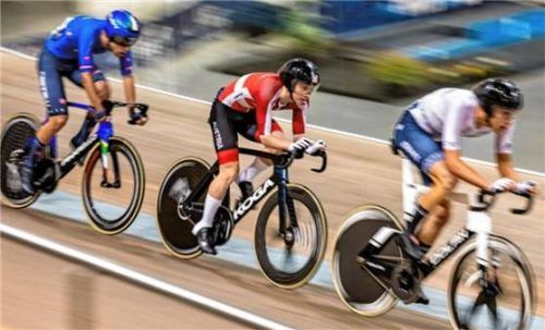 Raphael Kokas (Mitte) verpasste eine Medaille.Foto MaxSolar