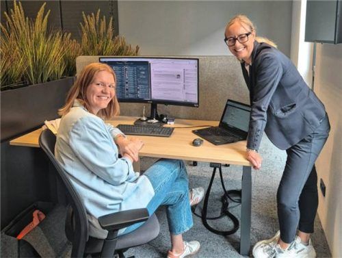 Redakteurin Anna Heise (links) im Gespräch mit der stellvertretenden Chefredakteurin Rosi Gantner.