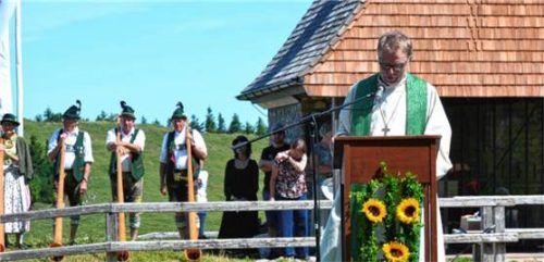 Regionalbischof Thomas Prieto Peral bei seiner Predigt auf der Kampenwand.Foto re