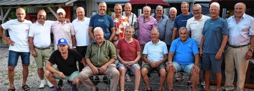 Rosenheimer Meister und Legenden: Mondi Hilger, Robert Stocker, Paul Sommer, Physio Martin Schadhauser, Rainer Blum, Toni Maidl, Gerhard Graf, Manfred Ahne, Jochen Mörz, Schorsch Franz, Markus Berwanger, Axel Kammerer, Franz Reindl, Manager Josef U. Wagner (hinten von links), Michael Betz, Peter Scharf, Gerhard Baldauf, Hans Zach und Jaro Pouzar (vorne von links).Foto Franz Ruprecht