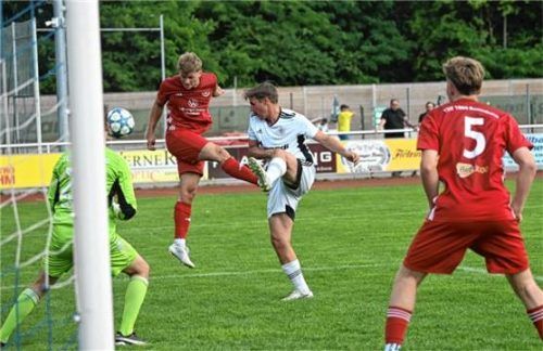 Rosenheims Michael Summerer, der einen Treffer zum Sieg beisteuerte, köpft hier aufs Raublinger Tor.Foto Franz Ruprecht
