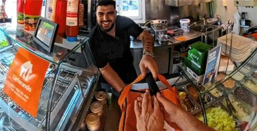 Rosenheims „Robin Hood“ hat sich eine neue Aktion überlegt, in der 40 Dürüm eine Rolle spielen. Kaufen wollte er sie im Imbiss von Emre Cakmak in Kolbermoor. Der hat sie ihm aber kurzerhand geschenkt, als er erfuhr, um was es ging. Foto privat