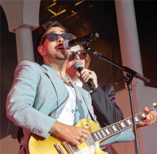 Roy Bianco (rechts) mit seinem Gegenpart „Die Abbrunzati Boys“ (links): Sie und ihre vier Band-Kollegen sorgten in Rosenheim für Urlaubsstimmung. Foto Huber