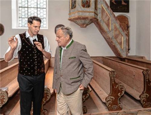 Rudolf Hitzler (links), Verwaltungsleiter des Pfarrverbandes Brannenburg-Flintsbach, erklärt Hans Heinrich von Srbik Einzelheiten der Kirchengestühlrestaurierung.