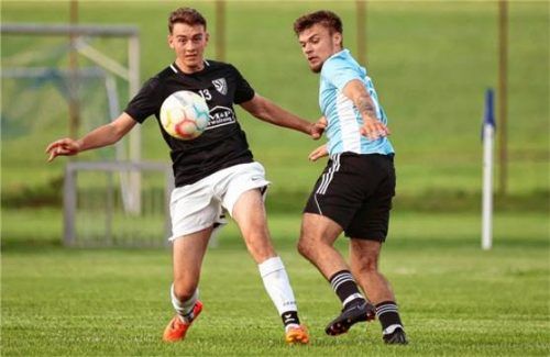Ruhpolding unterlag Palling, obgleich hier Maximilian Hinterreiter vor Deniz Burunc am Ball ist.Foto mb.presse – Butzhammer