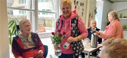 Sabine Balletshofer-Wimmer (Mitte) bedankte sich mit kleinen Präsenten. Foto re