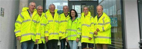 Schaulaufen mit der neuen Kollektion: (von links) Bernhard Kogler, Johann Stahuber, Herbert Kirchmaier, Martin Faltlhauser, Regina Fuchs von der Bauverwaltung der Gemeinde, Anton Hebensteiner und Manfred Strattner. Foto re