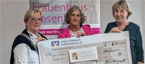 Scheckübergabe: (von links) Susanne Wagner und Monika Grießenböck vom Team Tauschbörse sowie Marita Koralewski (SkF Frauenhaus Rosenheim). Foto  fRAUENHAUS rOSENHEIM