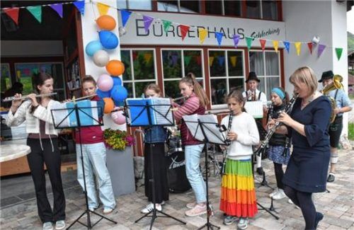 Schlechinger Musikschulkinder treten mit ihrer Lehrerin Marlene Noichl (rechts) vor dem Bürgerhaus auf. Foto Wunderlich