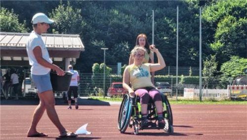 Schleuderballzielwurf: (von links) Kathrin Mies, Athletin Aziza Paschke mit ihrer Mutter Marina. Foto  Landratsamt Traunstein