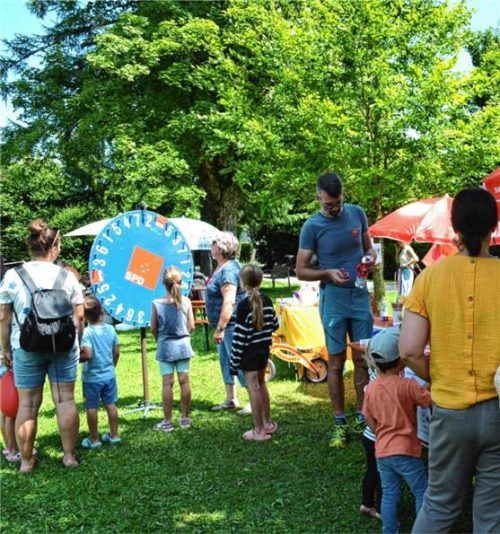 Schöne Preise gab es am Glücksrad zu gewinnen. Für die Kinder eine besondere Freude. Foto  Eder