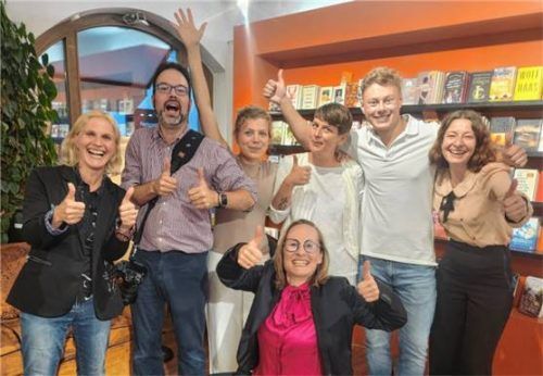 Schreiben macht Freude: (von links) Susanne Wendel, Peter Kortz-Frankemölle, Joy Klaus, Daniela Henfling, Simon Lampl, Annette Hildebrand und (vorne) Isabella Kortz. Foto RE