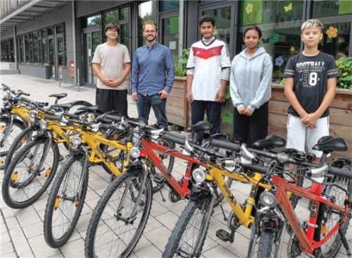 Schüler der Deutschklassen 7-9 und deren Klassenleiter: (von rechts) Azur Smajic, Keira Tobias, Fares Al-Badwi, Klassenleiter Jonas Hofbauer und Maxym Borus. Foto re