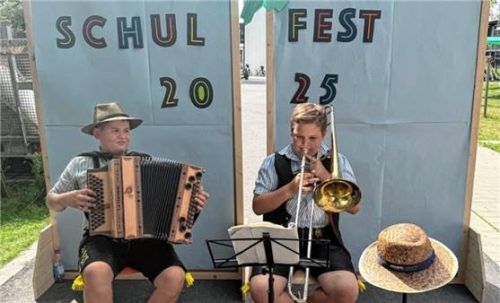 Schüler der Klasse 5c sorgen für musikalische Untermalung: Dionys Kern (links) und Florian Eder. Foto re