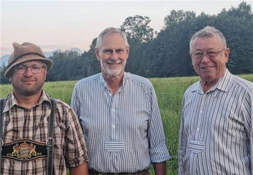 Schützenmeister Georg Mayer (Mitte) gratulierte den Erstplatzierten Andreas Henken (links, allgemeine Schützenklasse) und Rainer Mark (Auflageschützen). Foto re