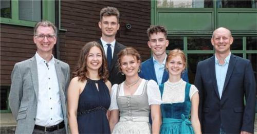 Schulleiter Markus Gnad (links) und und Stefan Ruß (Oberstufenkoordinator der Q12, rechts) freuten sich bei der Abschlussfeier über Abiturnoten von 1,5 und besser ihrer Schützlinge (vorne, von links) Anna-Lena Schürf, Julia Hunglinger und Evi Schrobenhauser sowie Paul Aicher (hinten, von links) und Emmo Wellensiek.Foto effner