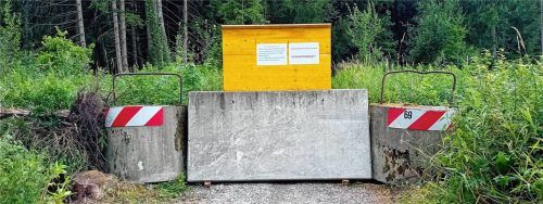 Die Betonhindernisse blockieren den Rad- und Fußweg von Großkarolinenfeld nach Kolbermoor. Foto Mischner