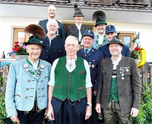 Sebastian Spitzl (vorne, Mitte) mit seinen Gästen (vorne, von links) Andreas Freund und Andreas Freund junior sowie (Mitte, von links) Florian Bauer, Alfred Vodermaier und Maximilian Aicher sowie (hinten, von links) Andreas Rehberg, Rudi Friedrich und Helmut Freund.Foto Hötzelsperger