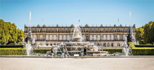 Sich einmal fühlen wie eine echte Prinzessin oder ein richtiger König: Schloss Herrenchiemsee mit seinen prunkvollen Räumen und dem weitläufigen Park zieht kleine und große Besucher an. Fotos chiemsee-alpenland tourismus
