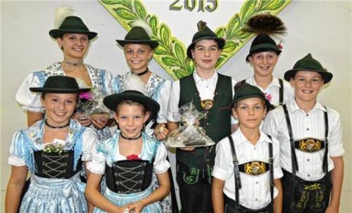 Sie sind die strahlenden Sieger des Sechs-Vereine-Jugendpreisplattelns in Grabenstätt: (vorne, von links) Hanna Huber (GTEV Feldwies), Anna Wimmer (GTEV Grabenstätt), Anton Huber (GTEV Grassau) und Lukas Schönherr (GTEV Rottau) sowie (hinten, von links) Franziska Weiß (GTEV Übersee), Johanna Lindlacher (GTEV Übersee), Johannes Dempf (GTEV Übersee) und Kilian Mader (GTEV Staudach-Hochgern). Foto  Müller
