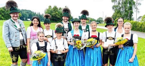 Siegerbild: (vorne, von links) Magdalena Vodermaier, Christian Stoib, Lena Bauer, Anna Bauer, Dominik Till, Eva Hamm; dahinter Helmut Freund, Christina Hamm, Matthias Hamm, Peter Voggenauer, Christian Rosenwink, Sabine Till.Foto Hötzelsperger