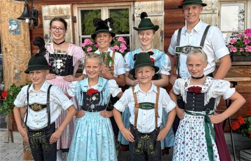 Siegertypen in Hohenaschau: (hinten, von links) Johanna Stangl, Quirin Eder, Katharina Stein, Xaver Eder sowie (vorne, von links) Toni Schmid, Antonia Eder, Seppi Stein und Franziska Stolz.Foto .Hötzelsperger