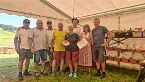 Siegreiches Schlechinger Team: (vordere Reihe, von links) Bertl Pletschacher, Reiner und Helga Müller, Bürgermeisterin Elisabeth Daxauer und Peter Hell.Foto  Aschl