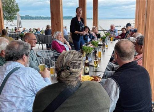 Sommerstammtisch der CSU Bernau: Bürgermeisterin Irene Biebl-Daiber (stehend) ergreift das Wort.Foto  CSU bERNAU