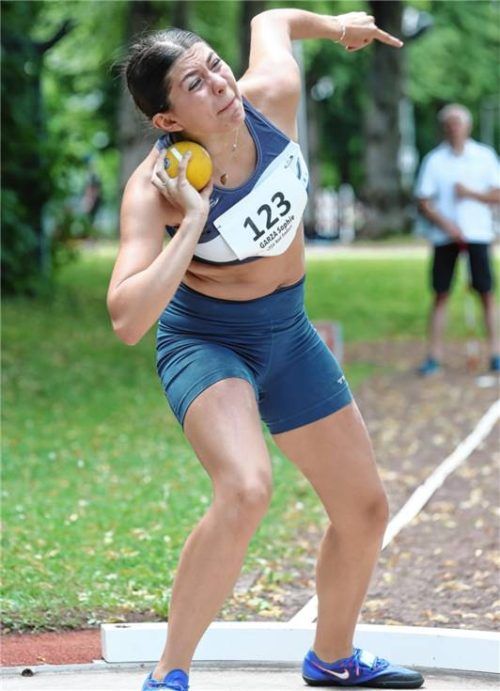 Sophie Garza vom TSV Bad Endorf wurde deutsche Vize-Meisterin im Kugelstoßen der Jugend U18 und Vierte im Diskus-Finale.Fotos Ludwig Stuffer