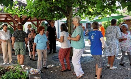 Spaß und gute Laune hatten Senioren beim Erlebnistanz unterm Ahornbaum.Fotos Strim