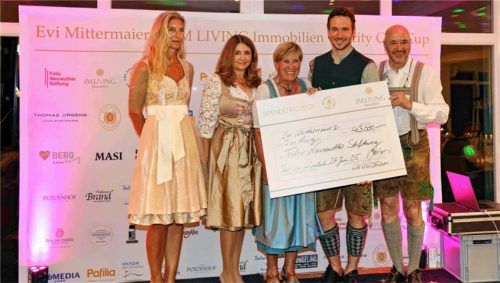 Spendenübergabe: (von links) Christine Burmeister und Juliana Gröger, beide von der Immobilienfirma „I’M LIVING“, Evi Mittermaier, Felix Neureuther und Christian Neureuther. Foto breiteneicher
