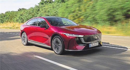 Sportlich eleganter Cruiser: Der 258 PS starke Mazda 6e ist eher ein Stromer für entspannte Langstreckentouren und kommt dabei mit seinem 80-kWh-Akku theoretisch bis zu 552 Kilometer weit. Foto Mazda