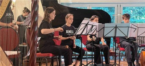 Statt der klassischen Orchesterinstrumente kamen Orff-Instrumente, Vogelwasserpfeifen und Faschingströten zum Einsatz bei „Innumerbale Ones“ von Markus Schmitt. Foto Kirchner