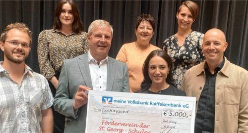Stiftungsbeauftragter Martin Klampfleitner (vorne, Zweiter von links) und Regionaldirektor Christian Ellmayer (vorne, rechts) übergaben den Scheck in Höhe von 5000 Euro an Lehrer Jonas Hofbauer (vorne, links) und Schulleiterin Kathrin Baumeister mit (hinten von links) Vero Reiser, Elke Netscher und Eva Stolle-Akgül. Foto kotter